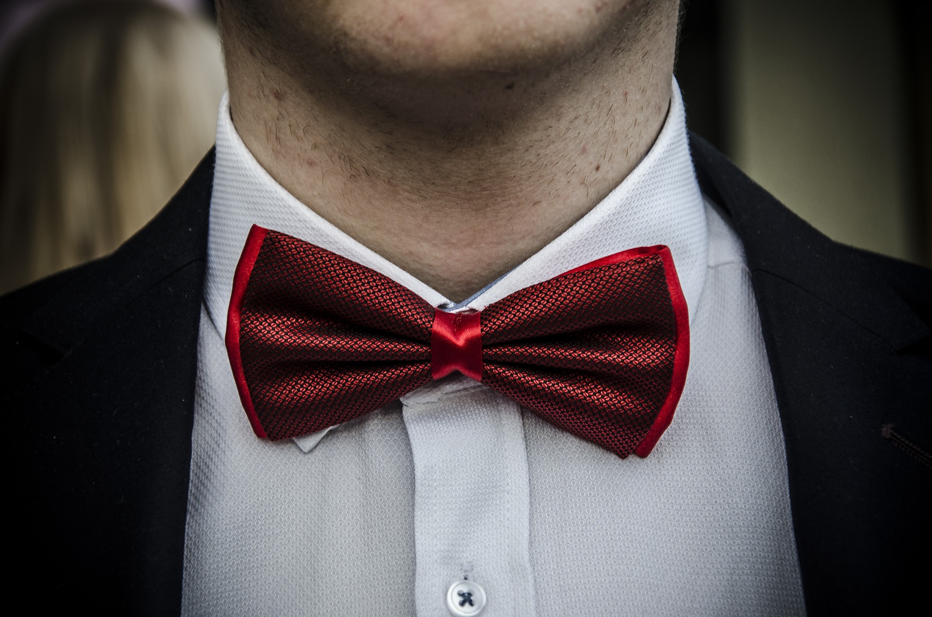 Can you wear a bow tie with a suit? - AvalinahsBooks